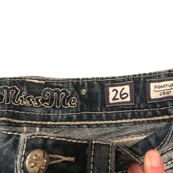 Miss Me Signature Crop Jeans with Rhinestone Detail Pockets Size 26 - Picture 4 of 8